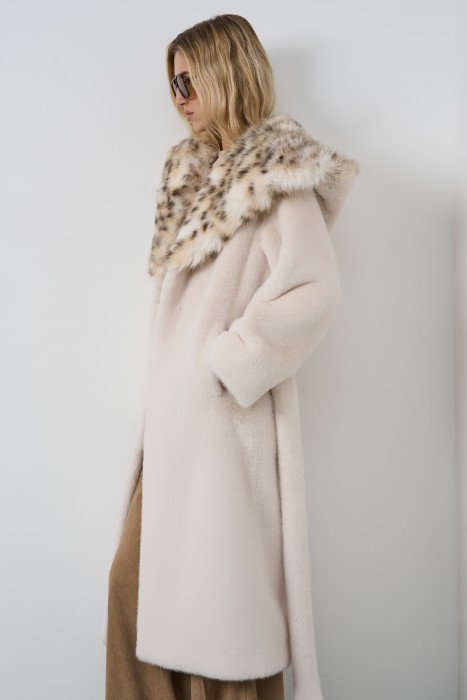 шуба из искусственного меха с поясом по цене 16980 руб вид справа