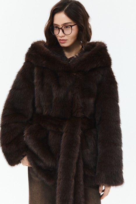 шуба из искусственного меха с поясом от бренда снежная королева вид слева