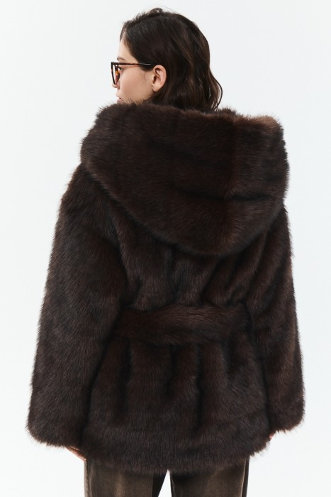 шуба из искусственного меха с поясом по цене 18600 руб вид справа