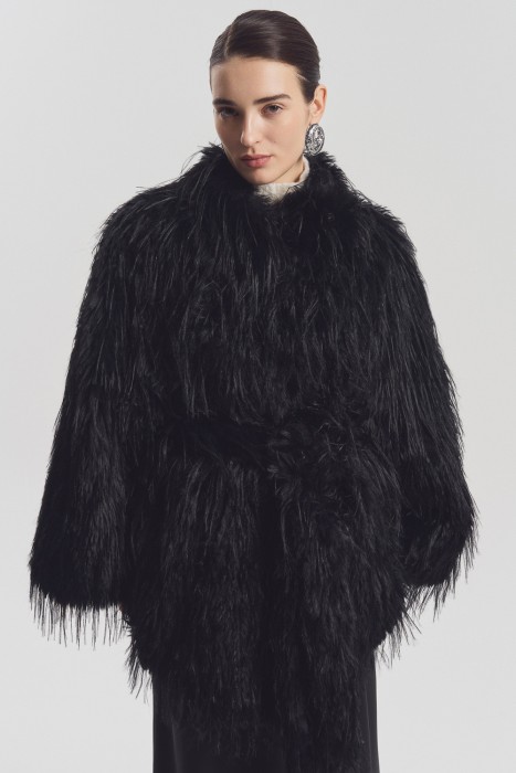 шуба из искусственного меха с поясом от бренда снежная королева вид слева