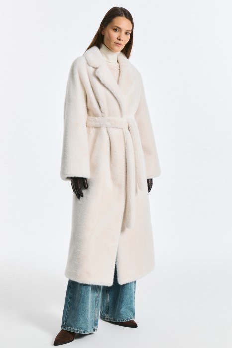 шуба из искусственного меха с поясом от бренда снежная королева вид слева