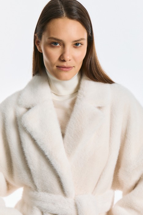 шуба из искусственного меха с поясом из россии вид сбоку