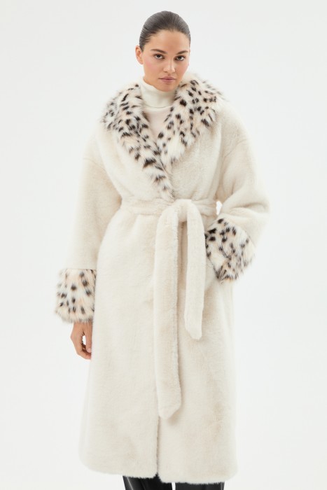 шуба из искусственного меха с поясом от бренда снежная королева вид слева