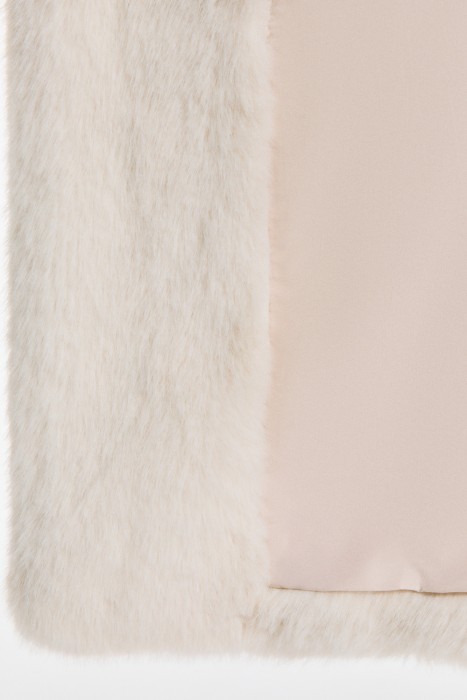 шуба из искусственного меха с поясом от бренда снежная королева вид слева