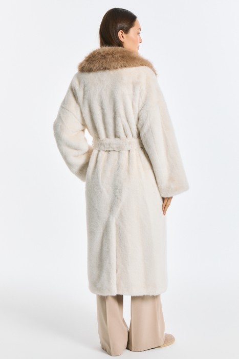 шуба из искусственного меха с поясом по цене 14150 руб вид справа