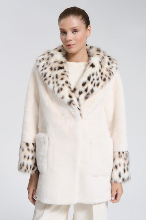 шуба из искусственного меха с поясом от бренда снежная королева вид слева