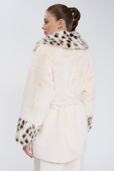 шуба из искусственного меха с поясом по цене 10510 руб вид справа