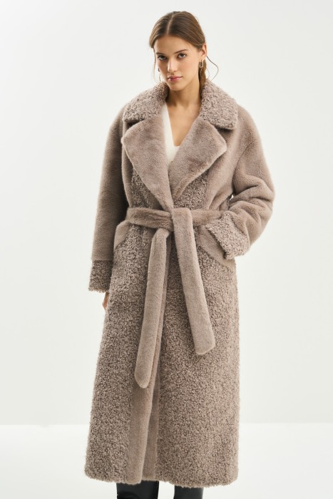 шуба из искусственного меха с поясом от бренда снежная королева вид слева