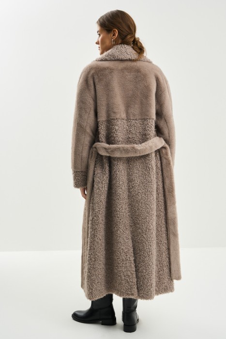 шуба из искусственного меха с поясом по цене 7680 руб вид справа