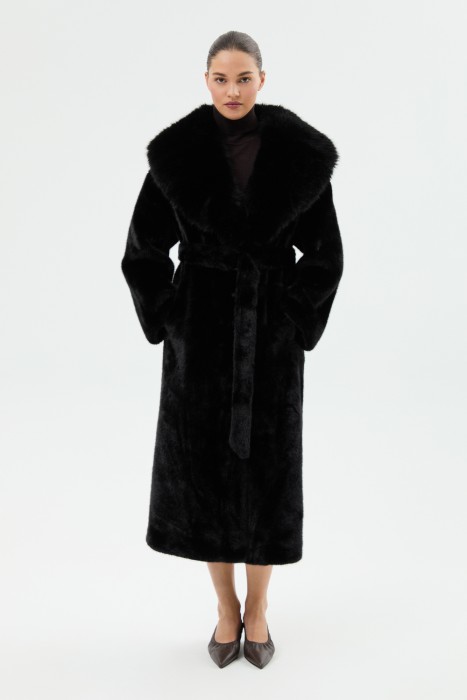 шуба из искусственного меха с поясом от бренда снежная королева вид слева