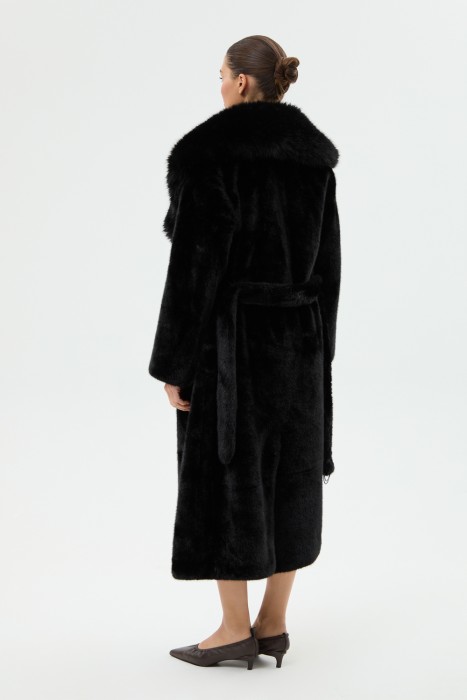 шуба из искусственного меха с поясом по цене 11720 руб вид справа