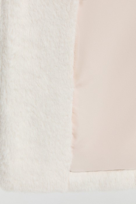 шуба из искусственного меха с поясом от бренда снежная королева вид слева