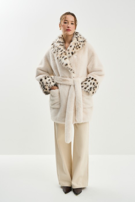 шуба из искусственного меха с поясом от бренда снежная королева вид слева