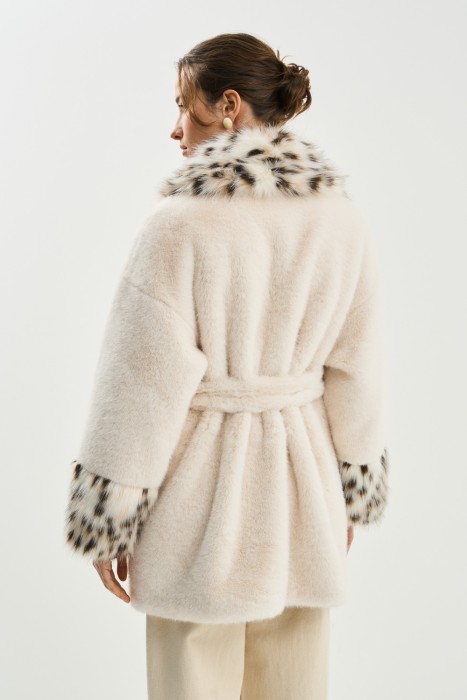 шуба из искусственного меха с поясом по цене 10510 руб вид справа