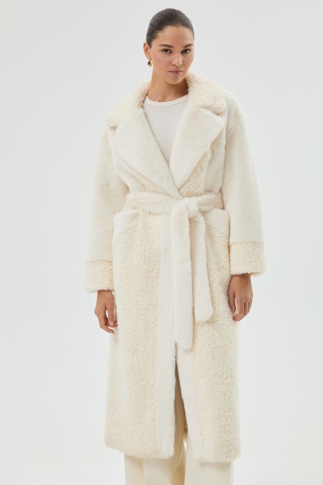 шуба из искусственного меха с поясом от бренда снежная королева вид слева