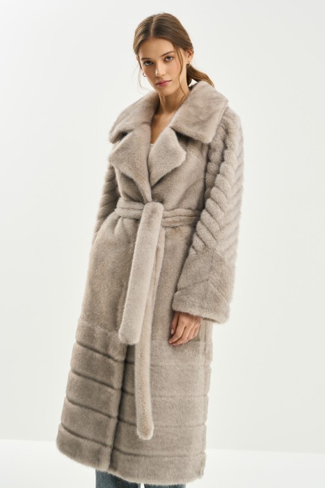 шуба из искусственного меха с поясом от бренда снежная королева вид слева