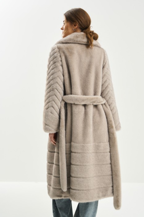 шуба из искусственного меха с поясом по цене 12530 руб вид справа