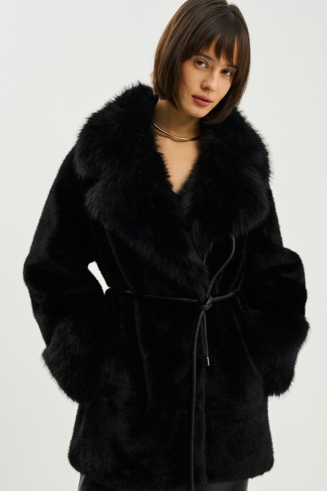 шуба из искусственного меха с поясом от бренда снежная королева вид слева