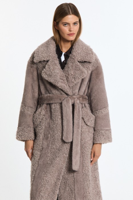 шуба из искусственного меха с поясом от бренда снежная королева вид слева