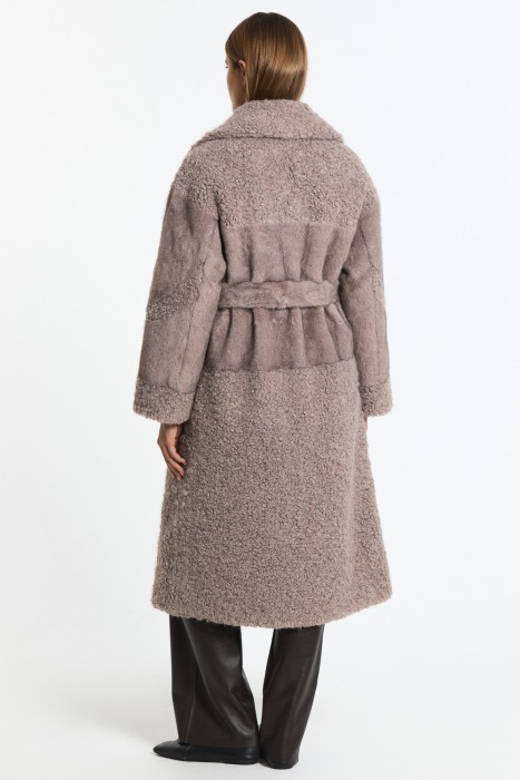 шуба из искусственного меха с поясом по цене 6460 руб вид справа