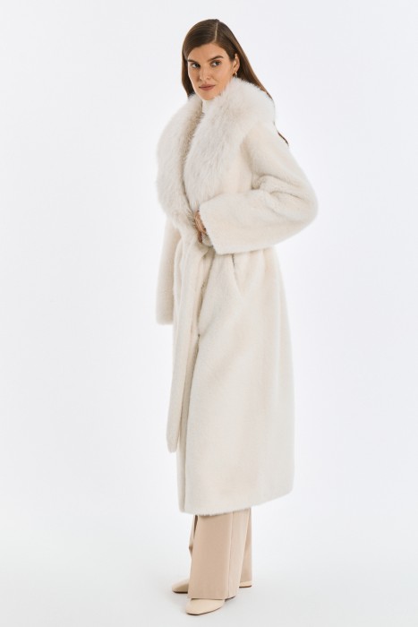 шуба из искусственного меха с поясом от бренда снежная королева вид слева