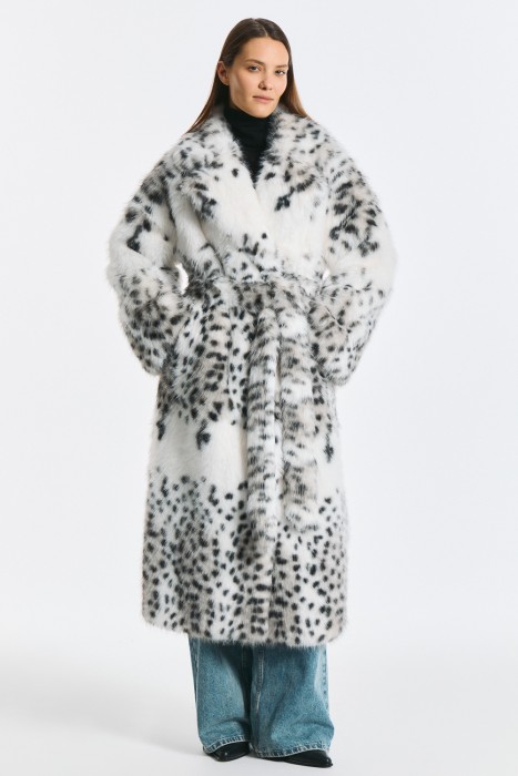 шуба из искусственного меха с поясом от бренда снежная королева вид слева