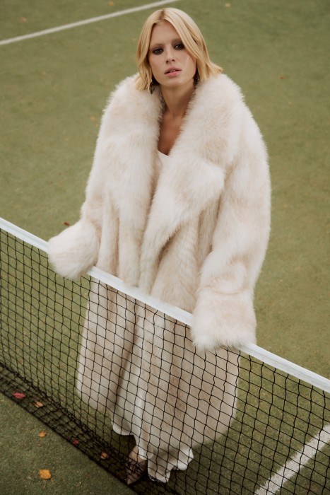 шуба из искусственного меха с поясом от бренда снежная королева вид слева