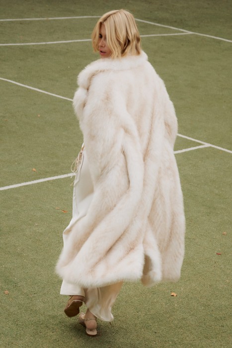 шуба из искусственного меха с поясом по цене 13340 руб вид справа