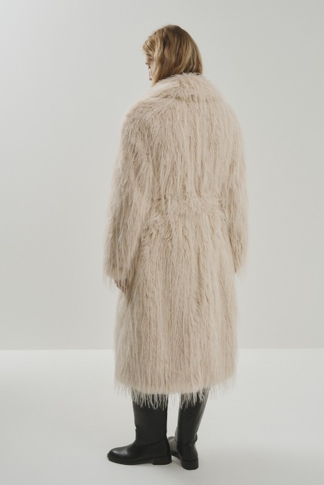 шуба из искусственного меха с поясом от бренда снежная королева вид слева