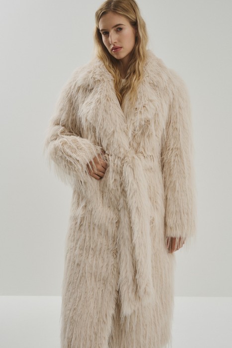 шуба из искусственного меха с поясом по цене 7680 руб вид справа