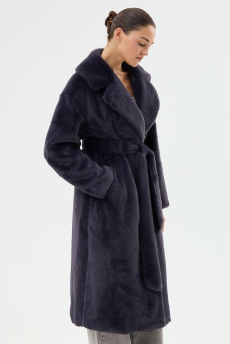 шуба из искусственного меха с поясом от бренда снежная королева вид слева