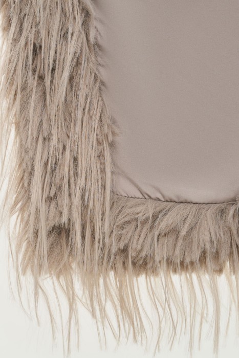 шуба из искусственного меха с поясом от бренда снежная королева вид слева