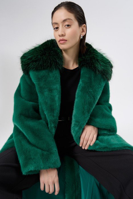 шуба из искусственного меха с поясом от бренда снежная королева вид слева