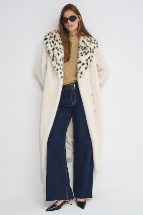 шуба из искусственного меха с поясом от бренда снежная королева вид слева