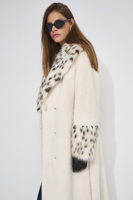 шуба из искусственного меха с поясом по цене 8880 руб вид справа