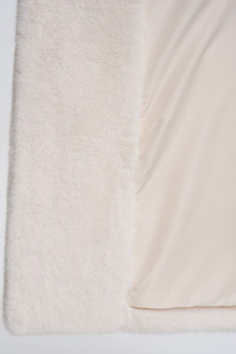 шуба из искусственного меха с поясом от бренда снежная королева вид слева