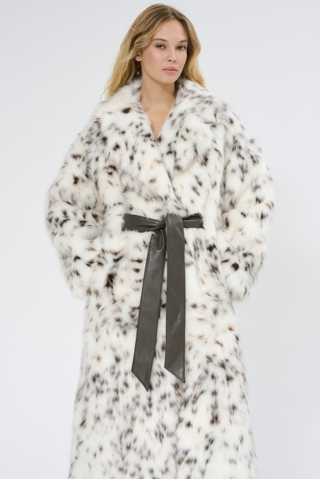 шуба из искусственного меха с поясом от бренда снежная королева вид слева