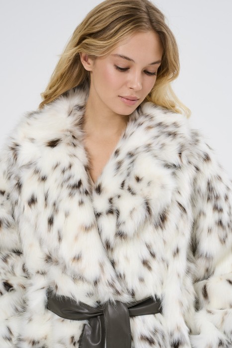 шуба из искусственного меха с поясом из россии вид сбоку