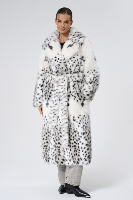 шуба из искусственного меха с поясом от бренда снежная королева вид слева