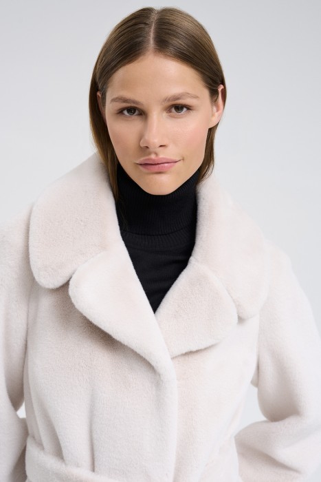 шуба из искусственного меха с поясом из россии вид сбоку