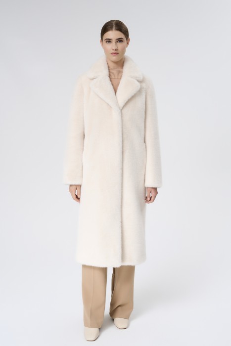 шуба из искусственного меха с поясом от бренда снежная королева вид слева