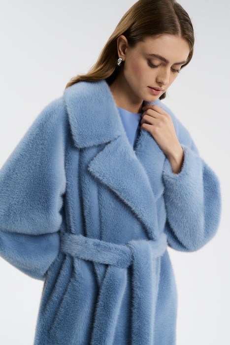 шуба из искусственного меха с поясом от бренда снежная королева вид слева