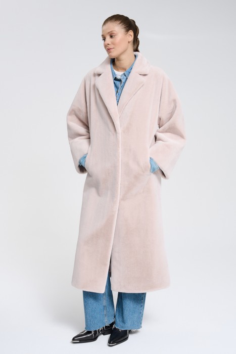 шуба из искусственного меха с поясом от бренда снежная королева вид слева