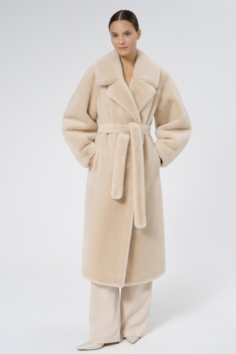 шуба из искусственного меха с поясом от бренда снежная королева вид слева