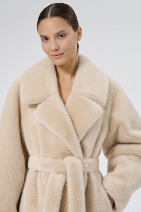 шуба из искусственного меха с поясом из россии вид сбоку