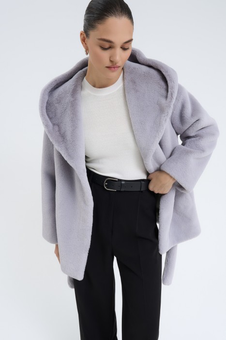 шуба из искусственного меха с поясом от бренда снежная королева вид слева