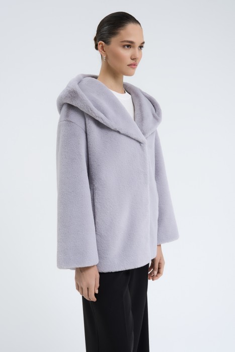 шуба из искусственного меха с поясом по цене 10790 руб вид справа