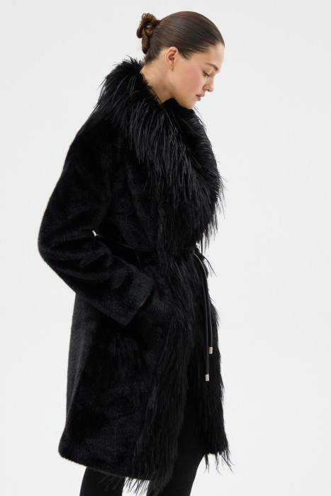 шуба из искусственного меха с поясом от бренда снежная королева вид слева