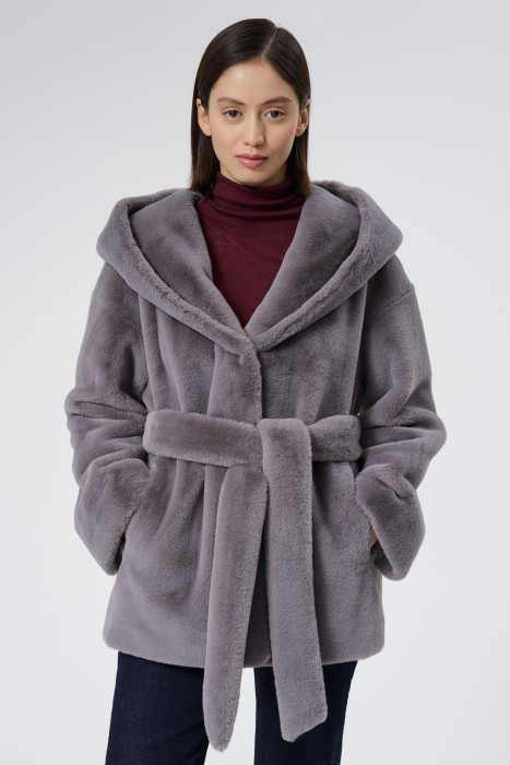 шуба из искусственного меха с поясом от бренда снежная королева вид слева