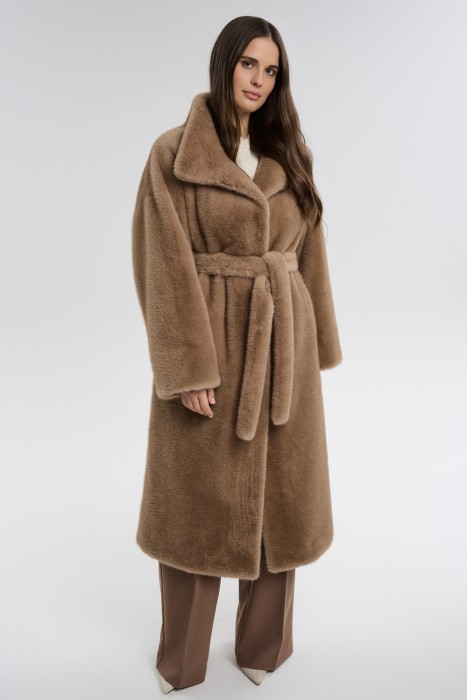 шуба из искусственного меха с поясом от бренда снежная королева вид слева